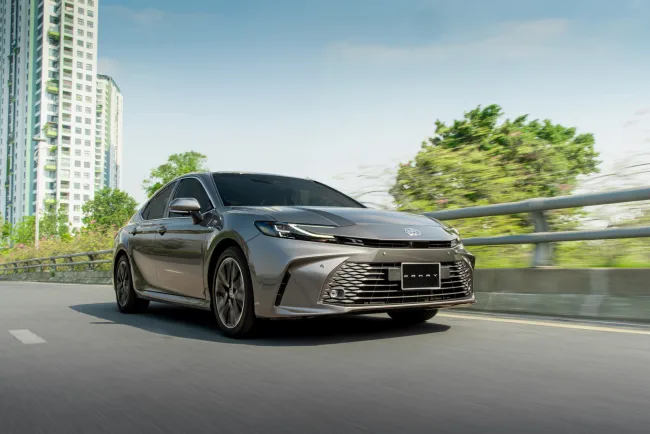 Toyota Camry 2025: Bảng giá lăn bánh, Thông tin Xe & Ưu đãi 07/2025