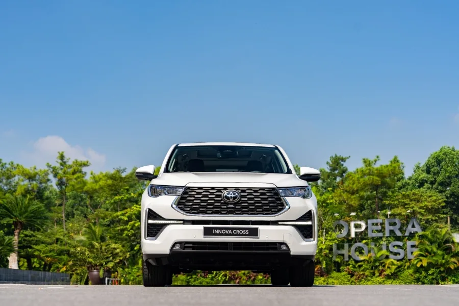 toyota innova cross 01