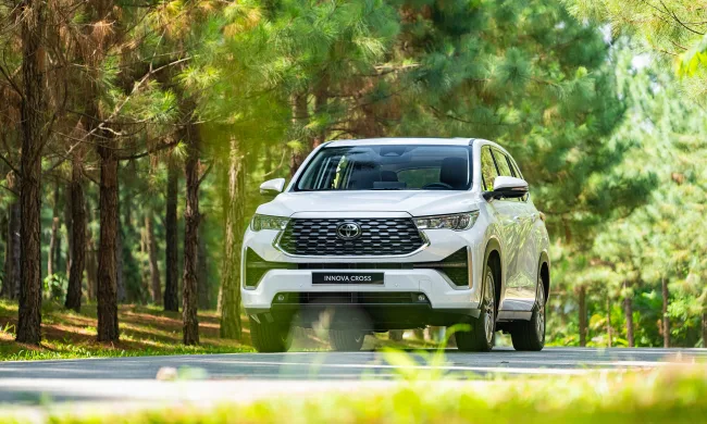 Toyota Innova Cross 2025: Giá lăn bánh, Thông tin Xe & Ưu đãi tháng 07/2025
