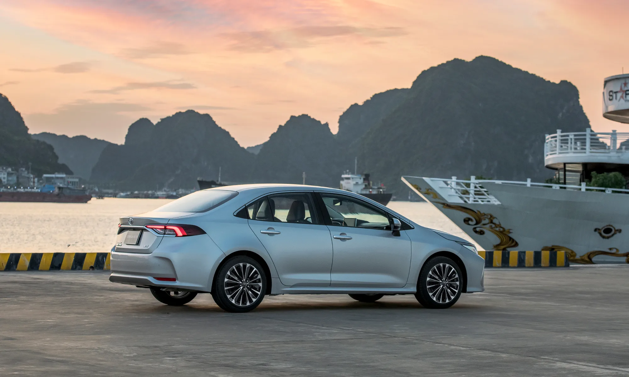 Toyota-Altis-2023-2-2